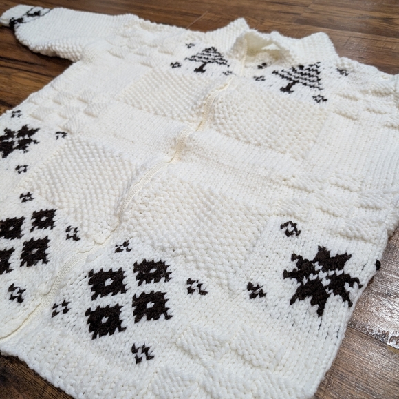 Handmade Hand knit White Cowichan style sweater zipper cardigan - Picture 4 of 7